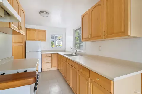 Kitchen - 32 Mountain View Ave, Mill Valley, CA 94941 photo 4 of 7