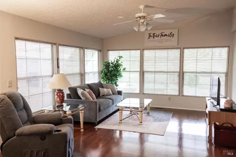 171 Colonial Park Dr, Santa Rosa, CA 95403