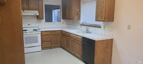 577 Capps Ln, Ukiah, CA 95482 photo 2