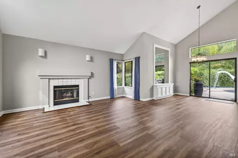 Living - 213 Partridge Ct, Windsor, CA 95492 photo 2 of 8