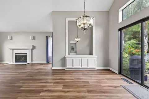 Living - 213 Partridge Ct, Windsor, CA 95492 photo 3 of 8