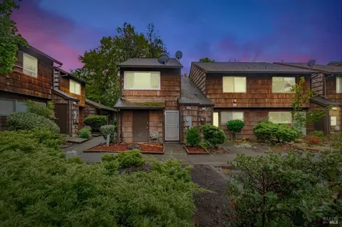 1498 Parkway Dr, Rohnert Park, CA 94928