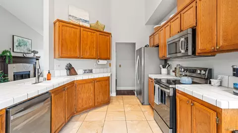 Kitchen - 654 Fox Pointe Rd, Vacaville, CA 95687 photo 2 of 5