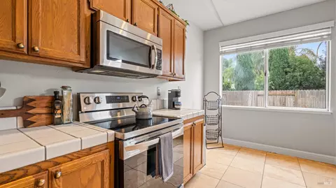 Kitchen - 654 Fox Pointe Rd, Vacaville, CA 95687 photo 4 of 5