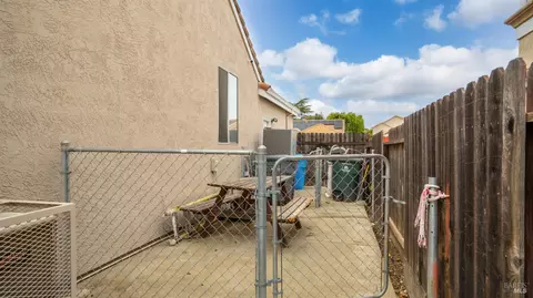 Exterior - 654 Fox Pointe Rd, Vacaville, CA 95687 photo 5 of 9