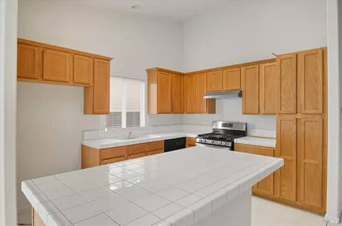 Kitchen - 5109 Zinfandel Ln, Vallejo, CA 94591 photo 2 of 2