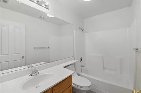 Bath - 5109 Zinfandel Ln, Vallejo, CA 94591 photo 1 of 3