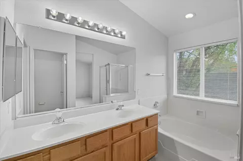 Bath - 5109 Zinfandel Ln, Vallejo, CA 94591 photo 3 of 3