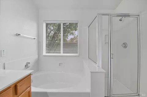 Bath - 5109 Zinfandel Ln, Vallejo, CA 94591 photo 2 of 3