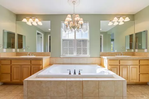 Bath - 1187 Ingram Dr, Sonoma, CA 95476 photo 3 of 6