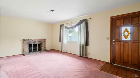 Living - 1116 Gannet Ct, Fairfield, CA 94533 photo 2 of 3