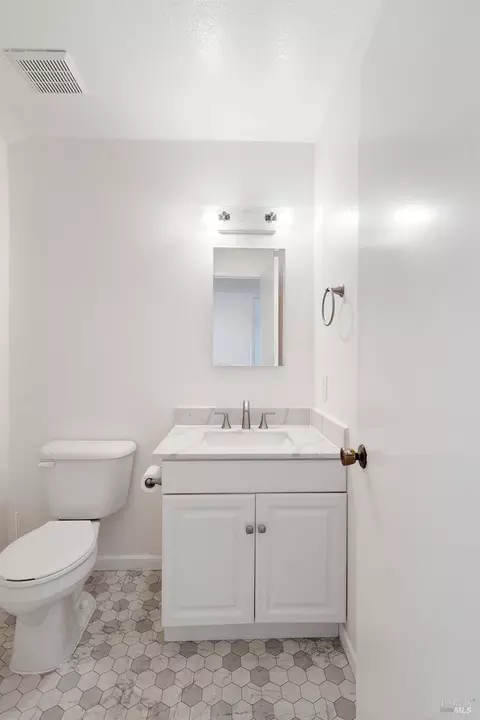 Bath - 178 Fleet St, Vallejo, CA 94591 photo 3 of 6