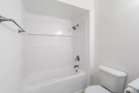 Bath - 178 Fleet St, Vallejo, CA 94591 photo 4 of 6