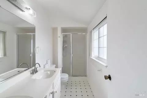 Bath - 178 Fleet St, Vallejo, CA 94591 photo 5 of 6