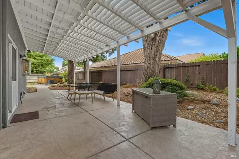 Exterior - 1025 Fallen Leaf Pl, Vacaville, CA 95687 photo 7 of 16