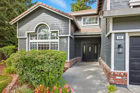Exterior - 1025 Fallen Leaf Pl, Vacaville, CA 95687 photo 5 of 16