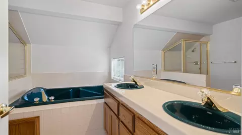 Bath - 2133 Hillridge Dr, Fairfield, CA 94534 photo 2 of 5