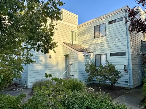 172 Courtyards E, Windsor, CA 95492