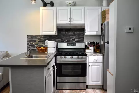 Kitchen - 172 Courtyards E, Windsor, CA 95492 photo 2 of 4