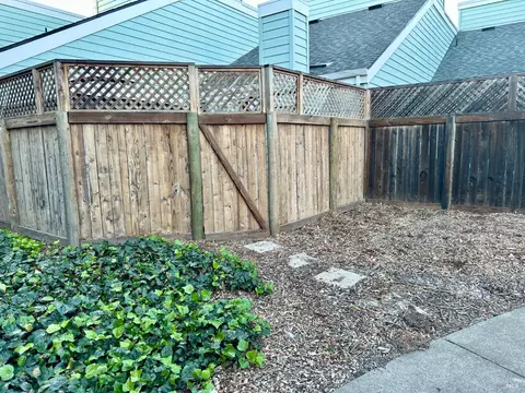 Exterior - 172 Courtyards E, Windsor, CA 95492 photo 3 of 4