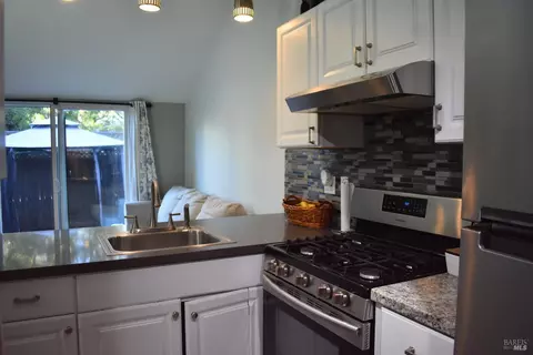 Kitchen - 172 Courtyards E, Windsor, CA 95492 photo 3 of 4