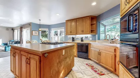 Kitchen - 87 Leighann Pl, Windsor, CA 95492 photo 4 of 6