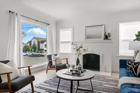 Living - 1402 Rice St, Vallejo, CA 94590 photo 2 of 7