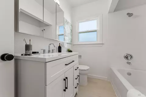 Bath - 1402 Rice St, Vallejo, CA 94590 photo 2 of 5