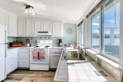 Kitchen - 18601 Highway 1, Marshall, CA 94940 photo 3 of 4