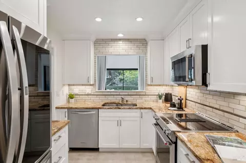 Kitchen - 121 Eucalyptus Knoll St, Mill Valley, CA 94941 photo 4 of 4