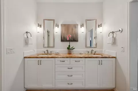 Bath - 121 Eucalyptus Knoll St, Mill Valley, CA 94941 photo 2 of 5