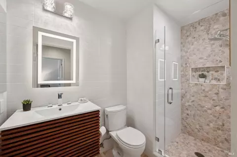 Bath - 121 Eucalyptus Knoll St, Mill Valley, CA 94941 photo 4 of 5