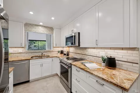 Kitchen - 121 Eucalyptus Knoll St, Mill Valley, CA 94941 photo 3 of 4