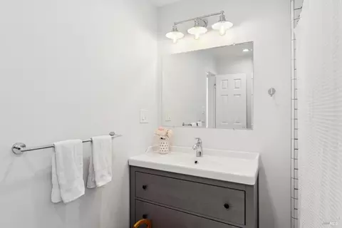 Bath - 73 Alta Dr, Petaluma, CA 94954 photo 3 of 3