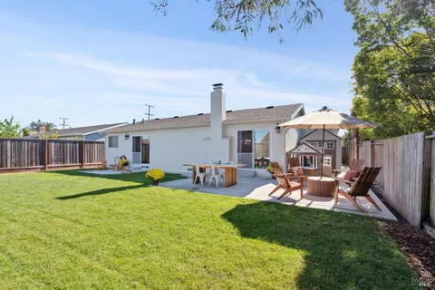 Exterior - 73 Alta Dr, Petaluma, CA 94954 photo 6 of 15