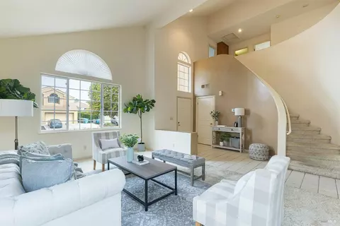 734 Shannon Dr, Vacaville, CA 95688
