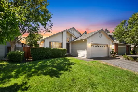 2154 NW Longhorn Cir, Santa Rosa, CA 95401