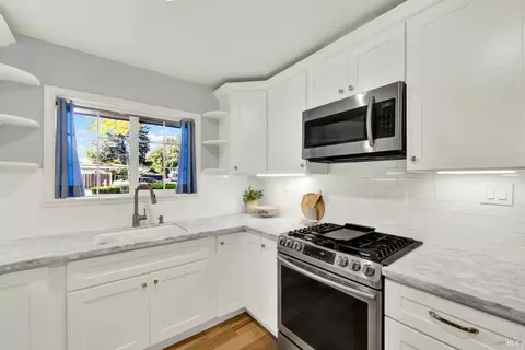 Kitchen - 255 Arbor St, Vacaville, CA 95688 photo 4 of 6