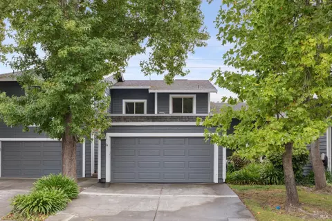 602 Marylyn Cir, Petaluma, CA 94954