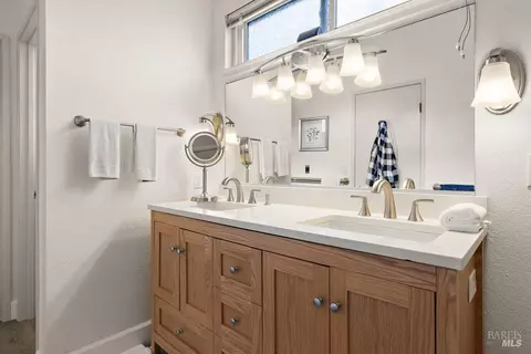 Bath - 564 Rose Dr, Benicia, CA 94510 photo 2 of 4