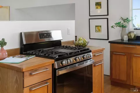 Kitchen - 41 Vine Ave, Point Richmond, CA 94801 photo 4 of 6