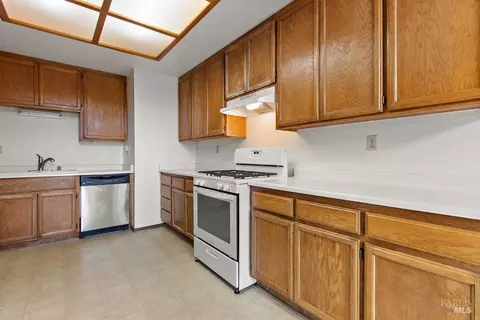 Kitchen - 470 Banning Way, Vallejo, CA 94591 photo 4 of 5