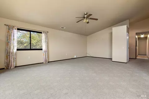 Living - 470 Banning Way, Vallejo, CA 94591 photo 3 of 7