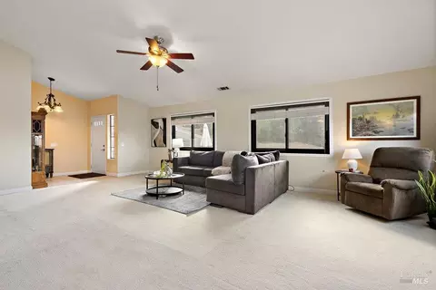 Living - 470 Banning Way, Vallejo, CA 94591 photo 2 of 7
