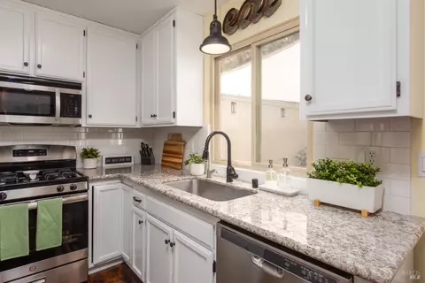 2734 Lakeview Dr, Santa Rosa, CA 95405