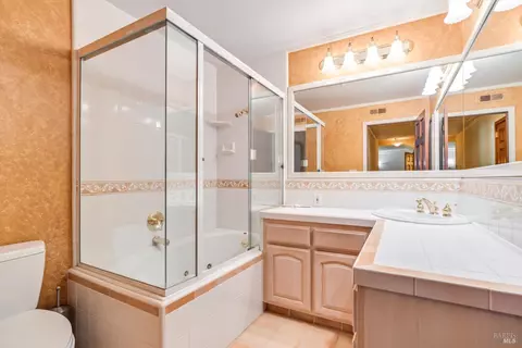 Bath - 811 D St, Petaluma, CA 94952 photo 2 of 3