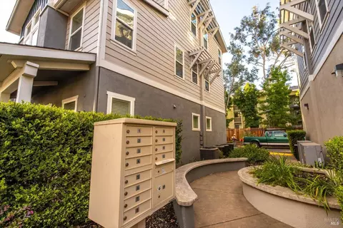 Exterior - 111 Firefly Ln, Napa, CA 94558 photo 4 of 7