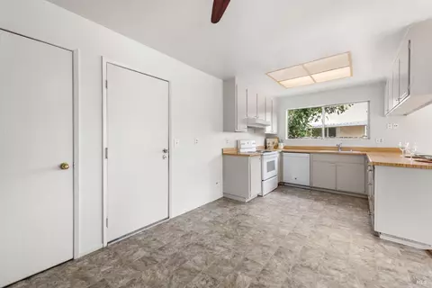 Kitchen - 190 Fairview Dr, Vacaville, CA 95687 photo 5 of 6