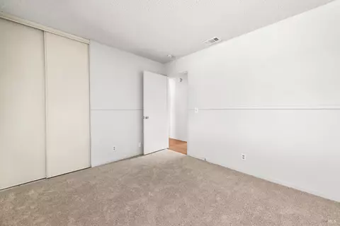 Bedroom - 190 Fairview Dr, Vacaville, CA 95687 photo 5 of 9