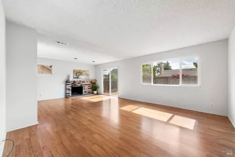 Living - 190 Fairview Dr, Vacaville, CA 95687 photo 3 of 8